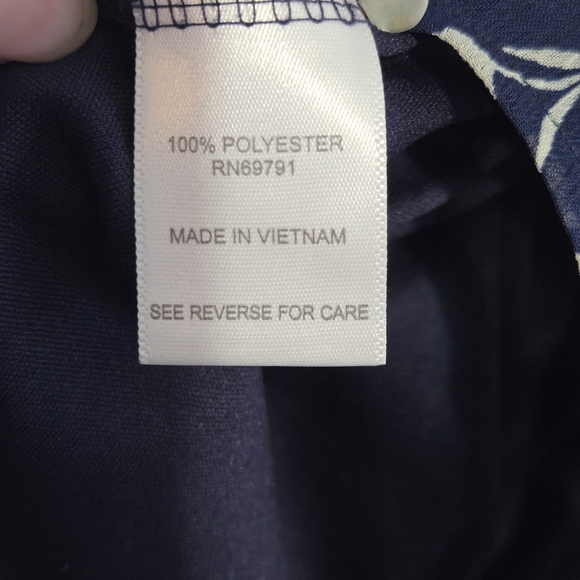 Roz & Ali Navy and Cream Floral Blouse - Size 1X - Picture 7 of 7